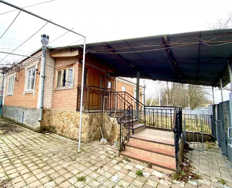 Дом в Краснодарский край, Лабинск ул. Ватутина (175 м) - Фото 0