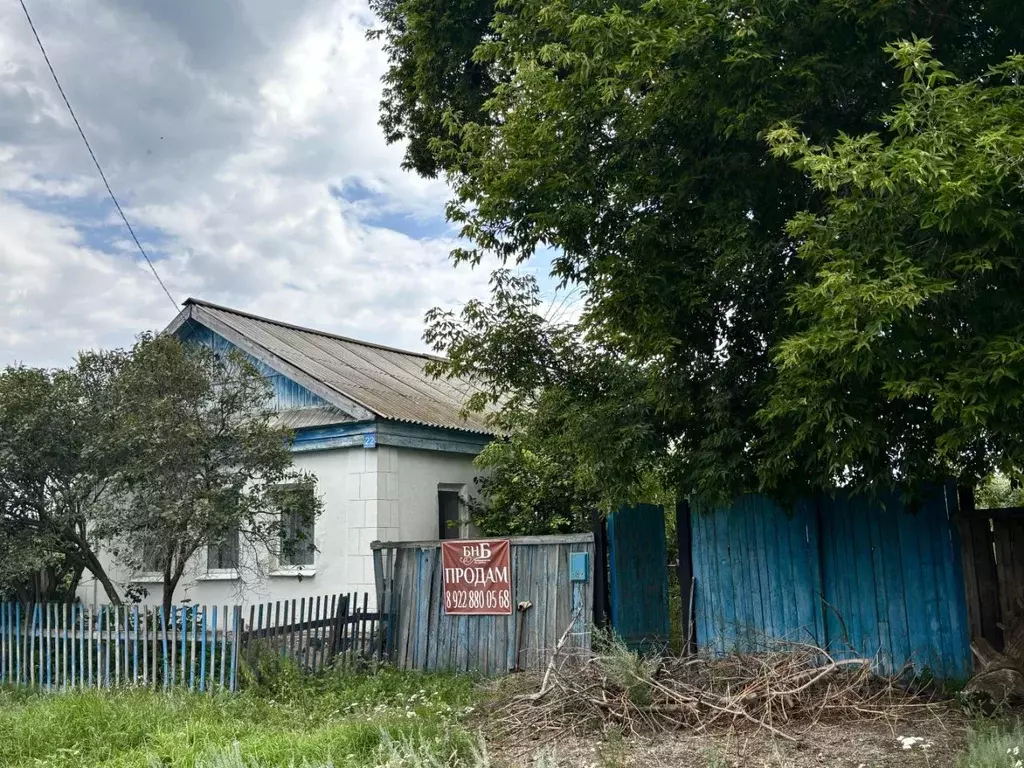 Дом в Оренбургская область, Сакмарский район, с. Беловка Фельдшерская ... - Фото 1