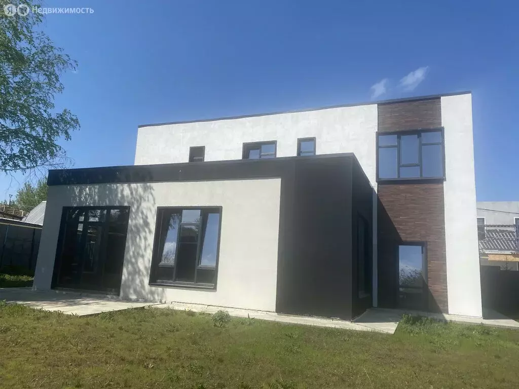 Дом в село Усть-Курдюм, Большая Советская улица (230 м) - Фото 1