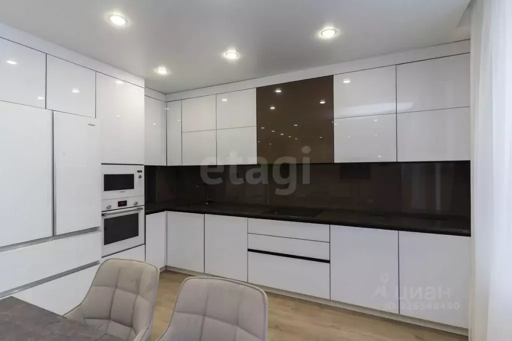 3-к кв. Тюменская область, Тюмень ул. Раушана Абдуллина, 3 (117.8 м) - Фото 1