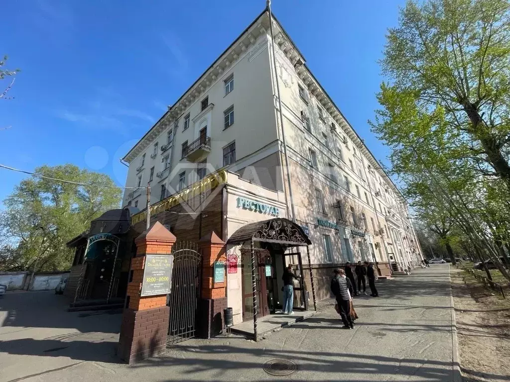 Высокий цоколь с окнами рядом с метро - Фото 0