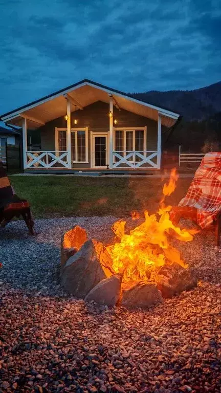 Дом в Алтай, Чемальский район, Узнезинское с/пос, с. Узнезя ул. ... - Фото 1
