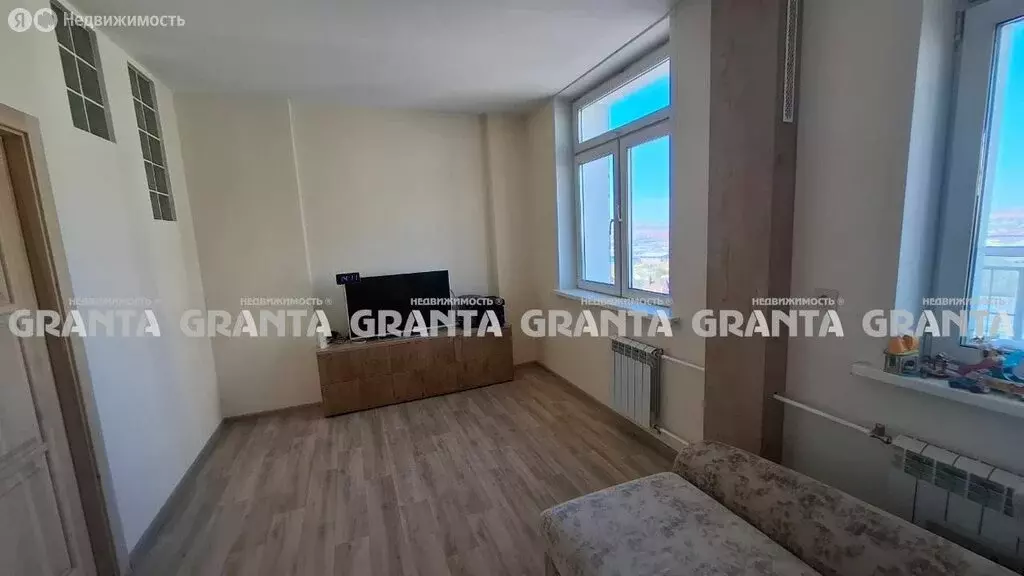 3-комнатная квартира: Красноярск, улица Любы Шевцовой, 84А (96 м) - Фото 1