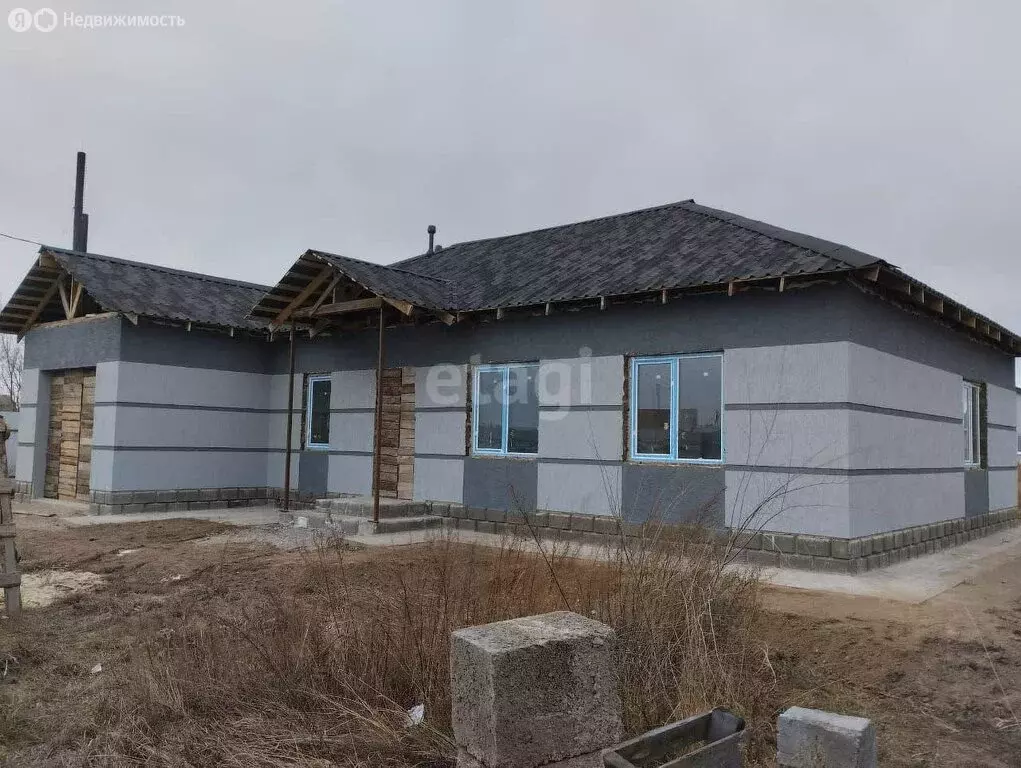 Дом в Усть-Абаканский район, посёлок Тепличный (100 м) - Фото 1