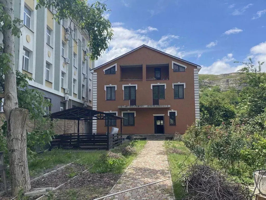 Дом в Крым, Симферополь ул. Воровского, 49 (500 м) - Фото 1