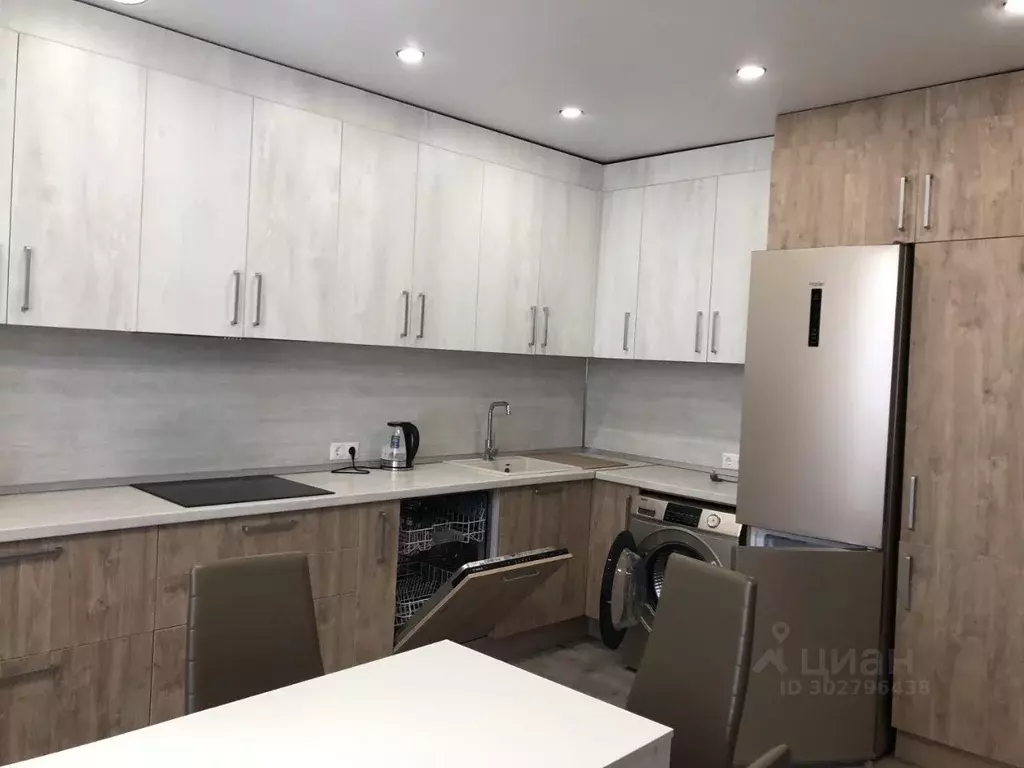 2-к кв. Белгородская область, Белгород ул. Есенина, 9к2 (70.0 м) - Фото 0