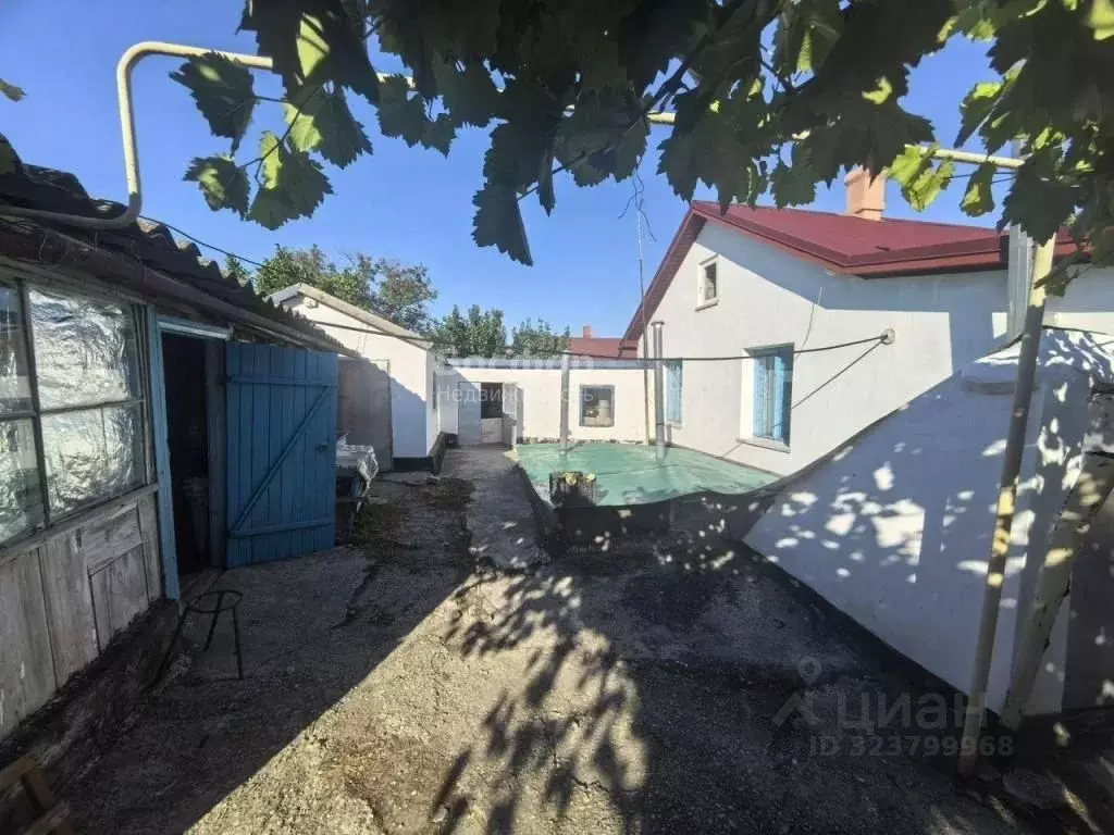 Дом в Крым, Кировский район, Первомайское с/пос, с. Первомайское ул. ... - Фото 1