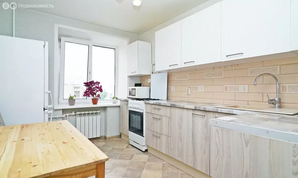 3-комнатная квартира: Казань, улица Максимова, 1 (64 м) - Фото 0