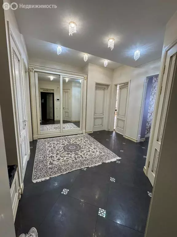 3-комнатная квартира: Махачкала, улица Сурхаева, 12А (148 м) - Фото 0