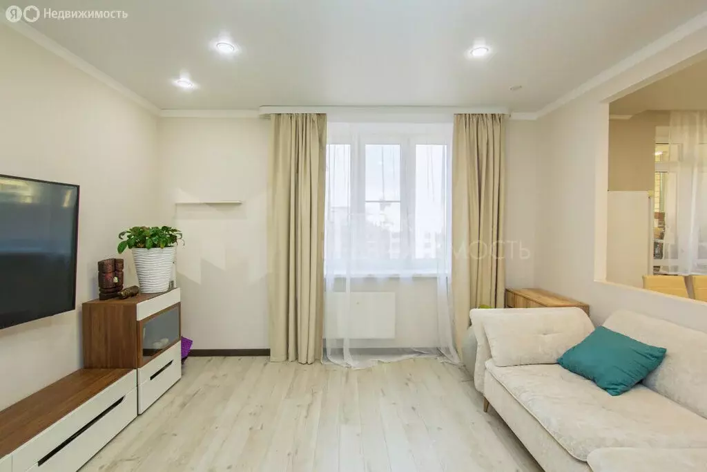 3-комнатная квартира: Тюмень, улица Тимофея Чаркова, 81 (90 м) - Фото 1