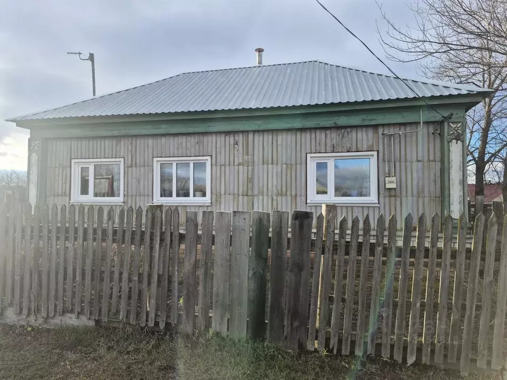 Дом в Саратовская область, Петровский район, Пригородное муниципальное ... - Фото 1