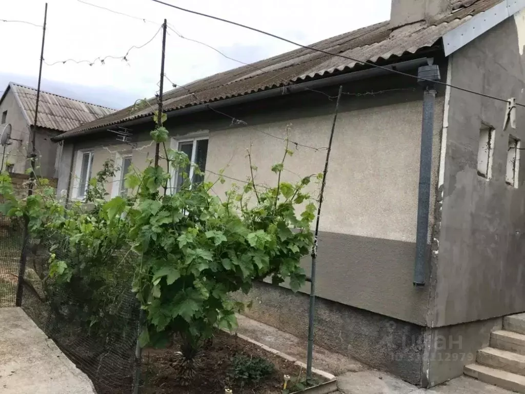 Дом в Крым, Сакский район, с. Суворовское ул. 40 лет Победы, 26 (84 м) - Фото 1