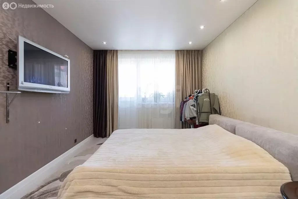 2-комнатная квартира: Тюмень, улица Станислава Карнацевича, 3 (54 м) - Фото 1