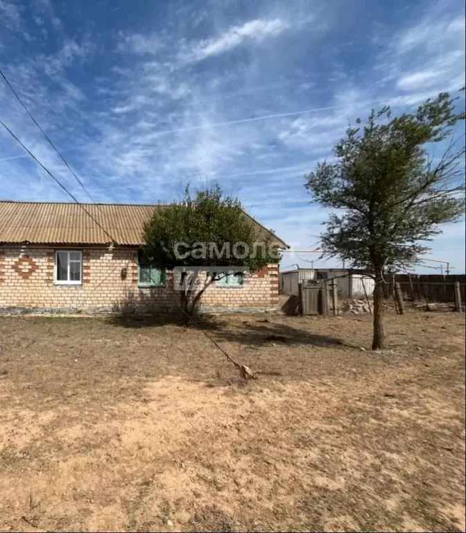 Дом в Калмыкия, Октябрьский район, пос. Мирный ул. Ленина (73 м) - Фото 1