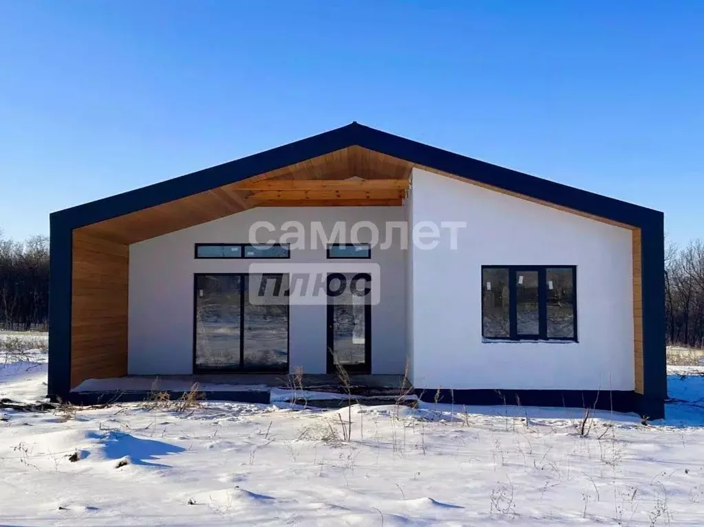 Дом в Саратовская область, с. Усть-Курдюм, 1-й мкр  (100 м) - Фото 1