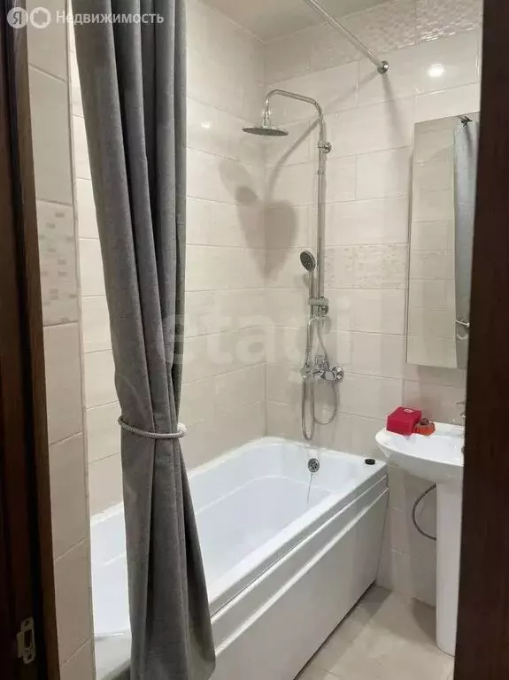 1-комнатная квартира: Владикавказ, проспект Героев Отечества, 4 (50 м) - Фото 0