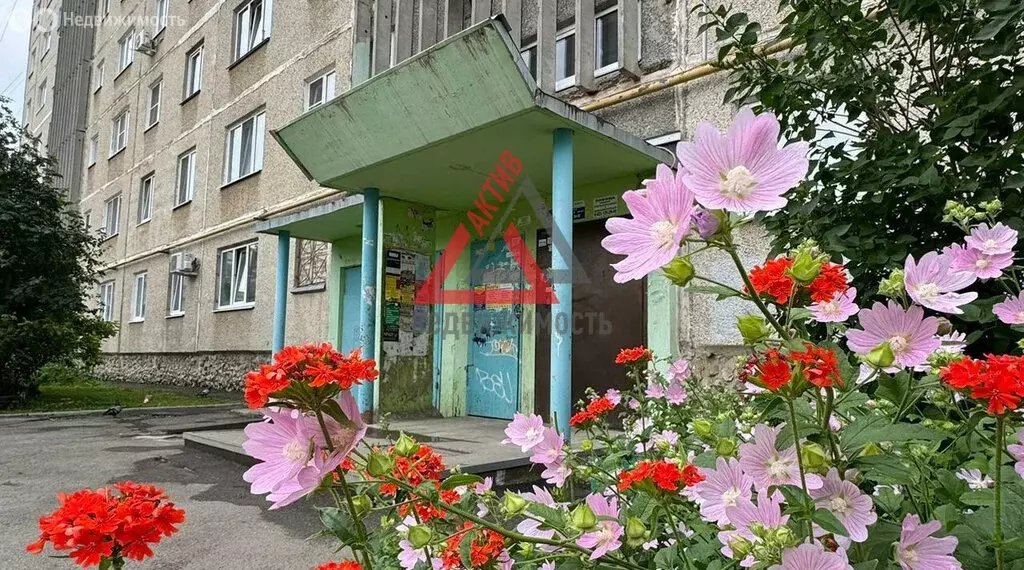 4-комнатная квартира: Каменск-Уральский, Каменская улица, 81 (63.7 м) - Фото 0