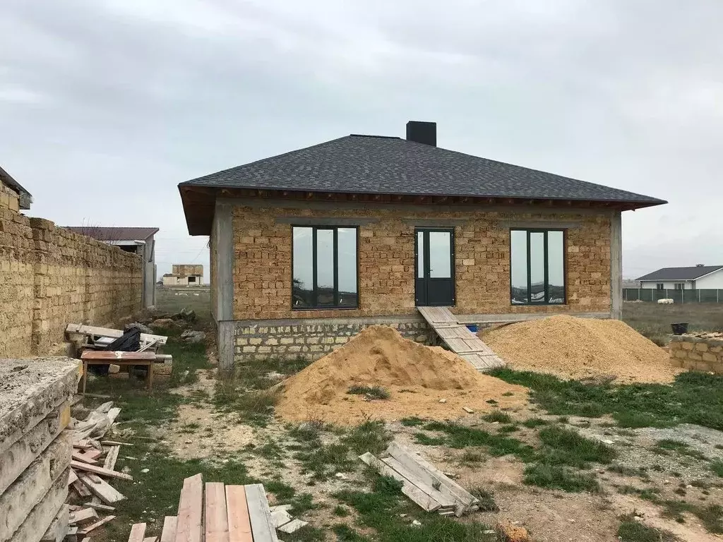 Дом в Крым, Сакский район, с. Суворовское ул. Восточная, 8 (135 м) - Фото 1