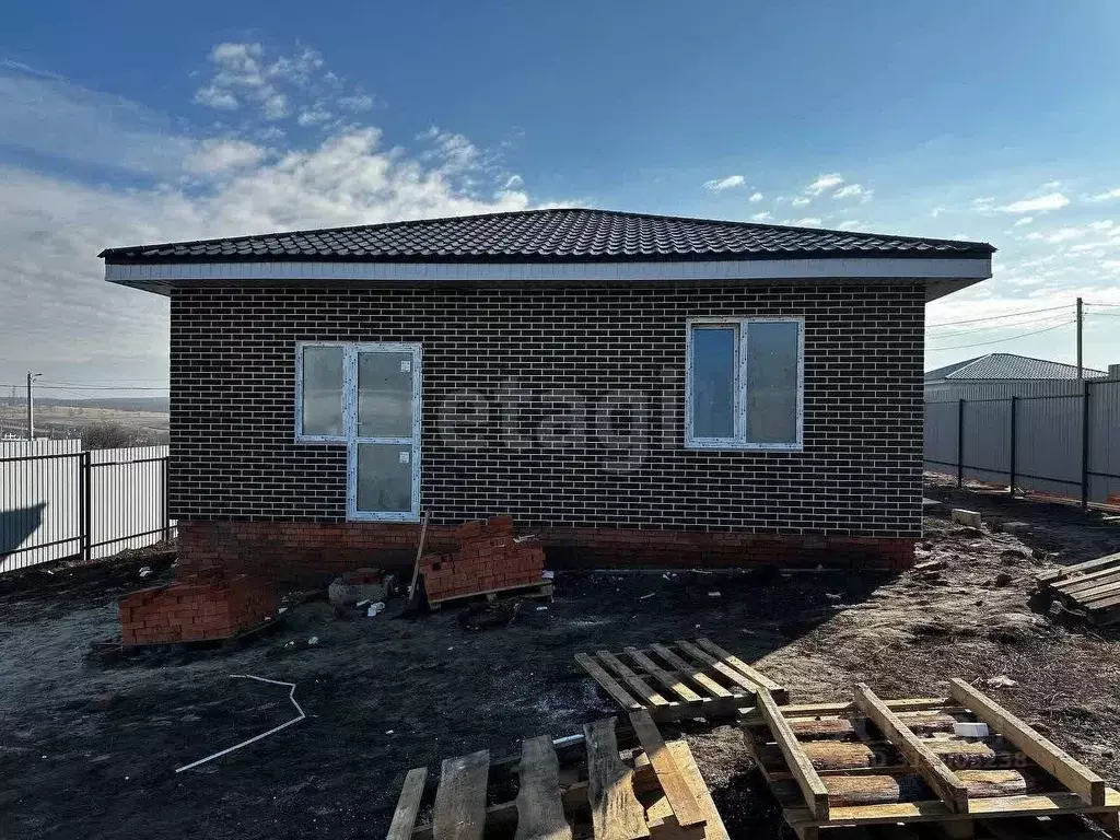 Дом в Курская область, Курский район, Моковский сельсовет, д. 1-я ... - Фото 0