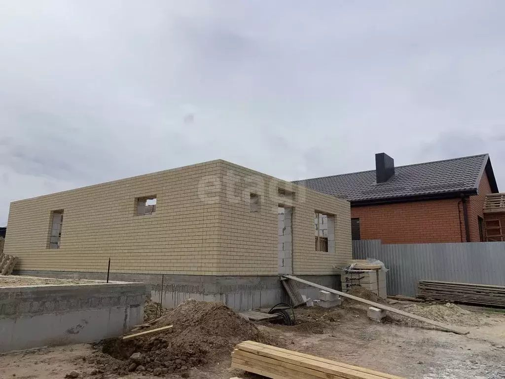 Дом в Калмыкия, Элиста ул. Шарапова, 48 (100 м) - Фото 2