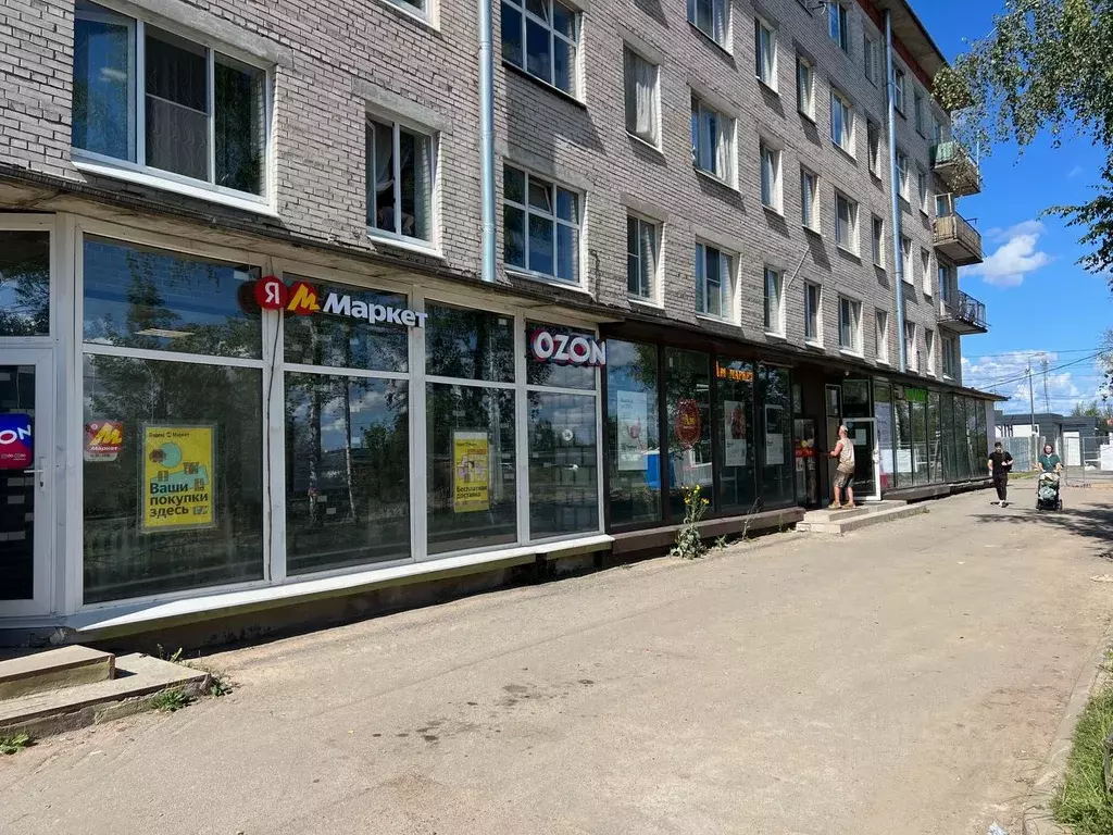 Торговая площадь в Санкт-Петербург, Санкт-Петербург, Петергоф ... - Фото 2