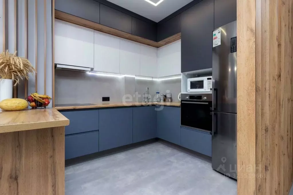 3-к кв. Тюменская область, Тюмень ул. Александра Протозанова, 6 (87.5 ... - Фото 1