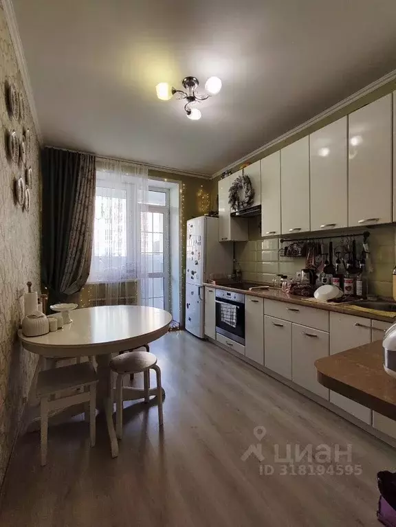 3-к кв. Омская область, Омск Светловская ул., 2 (70.5 м) - Фото 0