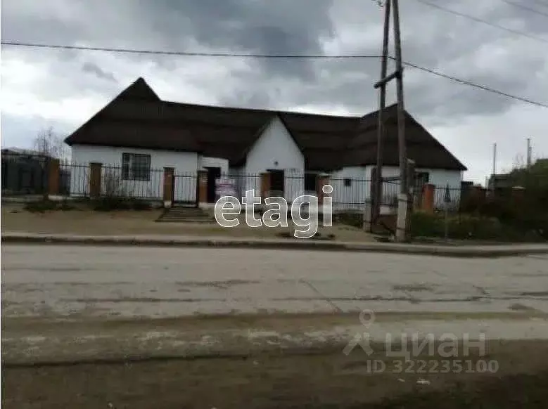 Дом в Саха (Якутия), Покровск ул. Братьев Ксенофонтовых, 10 (202 м) - Фото 1