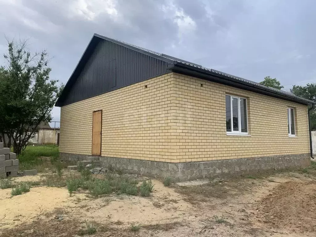 Дом в Калмыкия, Целинный район, с. Троицкое ул. СУ-959, 21 (100 м) - Фото 1