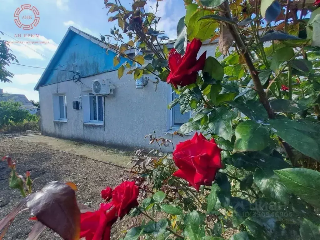 Дом в Крым, Ленинский район, с. Ильичево ул. Коммунаров, 105 (100 м) - Фото 1