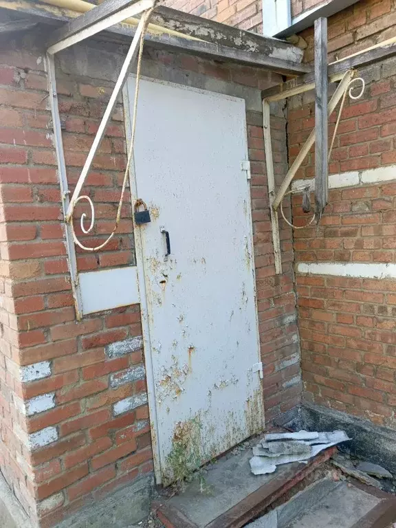 Помещение свободного назначения в Ростовская область, Гуково ул. ... - Фото 1
