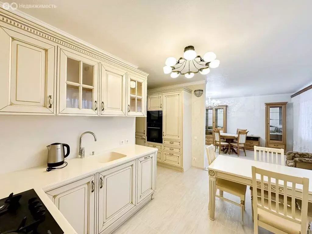 3-комнатная квартира: Чебоксары, улица Мичмана Павлова, 39 (109.6 м) - Фото 1