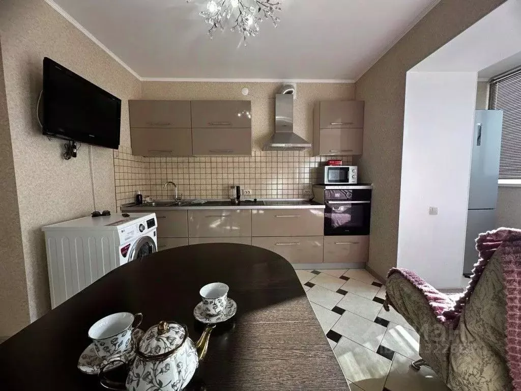 2-к кв. Оренбургская область, Оренбург Салмышская ул., 62 (75.0 м) - Фото 1