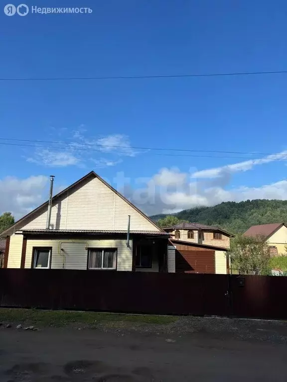 Дом в Горно-Алтайск, улица Василия Плакаса (100 м) - Фото 1