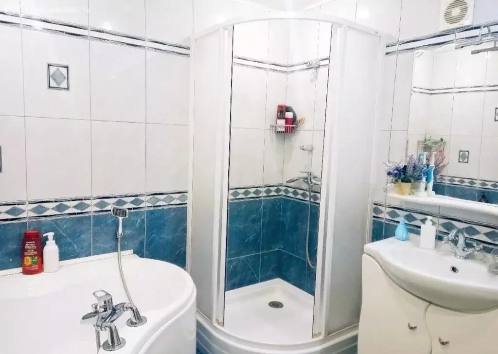 Квартира-студия: Каменск-Шахтинский, улица Ворошилова, 144 (67 м) - Фото 1