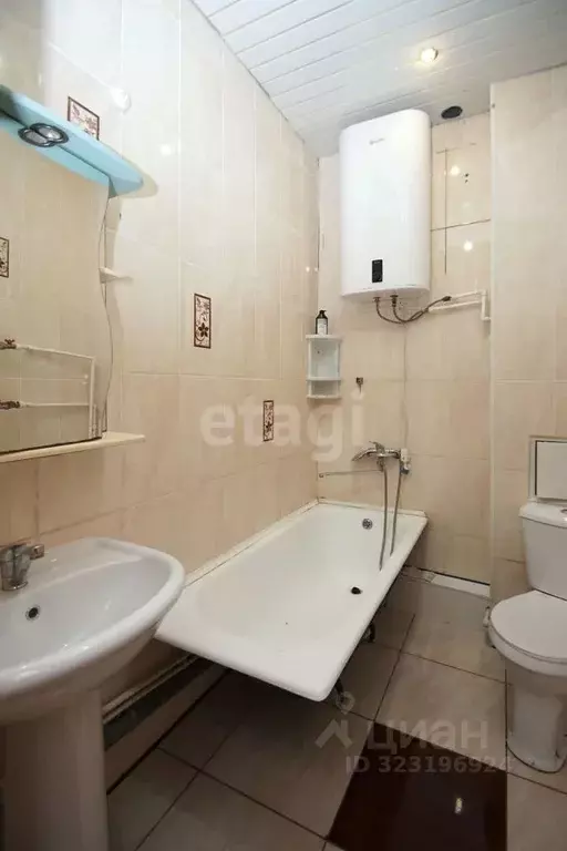 2-к кв. Омская область, Омск Крутая Горка мкр, ул. Российская, 11А ... - Фото 0