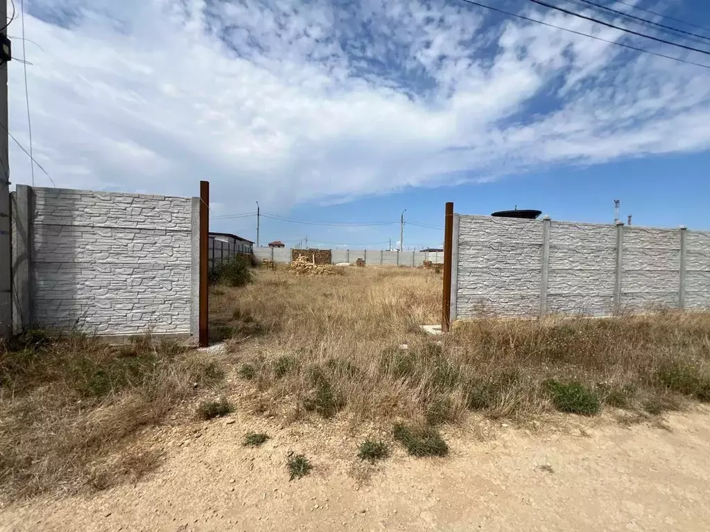 Участок в Крым, Евпатория городской округ, Заозерное пгт ул. Аллея ... - Фото 1