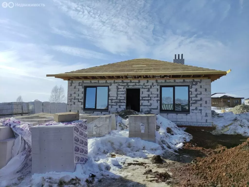 Дом в село Кирилловка, улица Адмирала Сорокина, 63 (100 м) - Фото 1