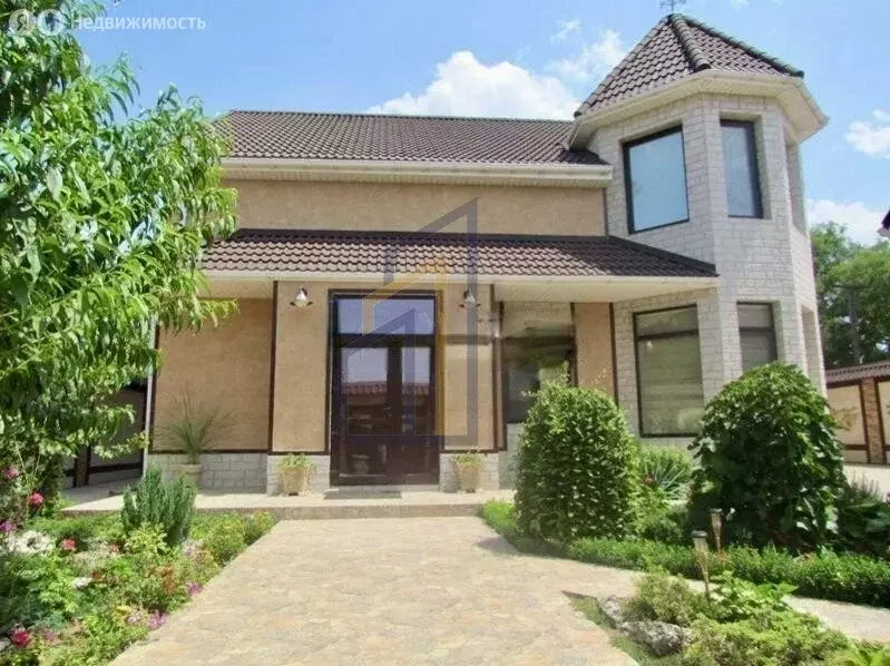 Дом в Заозёрное, улица Гайдара (180 м) - Фото 1