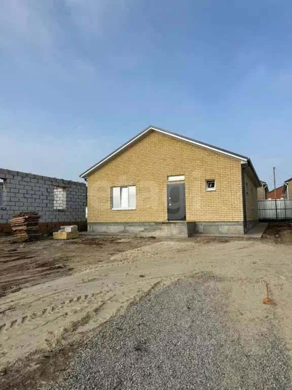 Дом в Калмыкия, Элиста Красноярская ул., 12 (100 м) - Фото 1