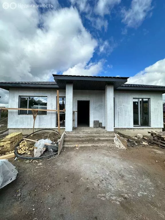 Дом в Октябрьский, улица Буровиков (100 м) - Фото 0