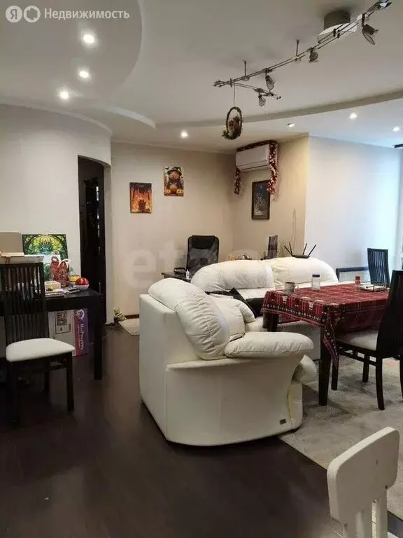 3-комнатная квартира: Нижний Новгород, улица Александра Хохлова, 1 ... - Фото 2