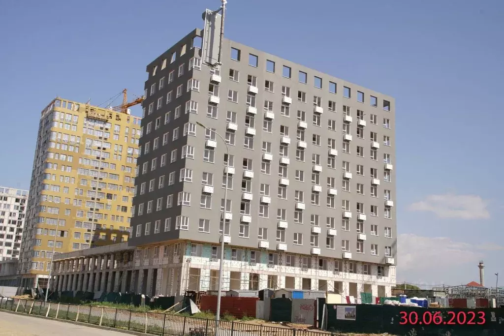 2-к кв. Крым, Симферополь просп. Александра Суворова, 97 (62.8 м) - Фото 0