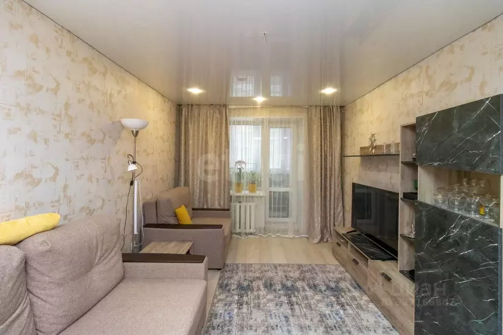 2-к кв. Тюменская область, Тюмень Мелиораторов мкр, ул. 70 лет ... - Фото 0