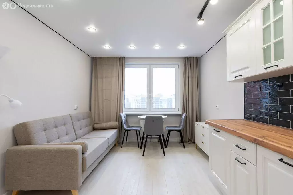 3-комнатная квартира: Мурино, улица Шувалова, 28 (79 м) - Фото 1