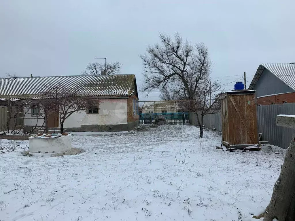 Дом в Калмыкия, Приютненский район, Булуктинское с/мо, пос. Бурата ул. ... - Фото 1