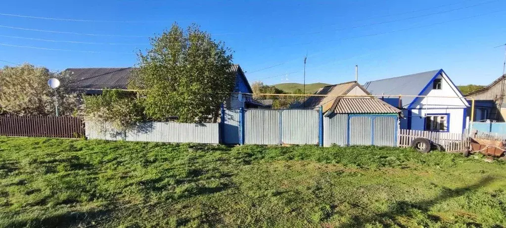 Дом в Оренбургская область, Новосергиевский район, с. Старая Белогорка ... - Фото 1