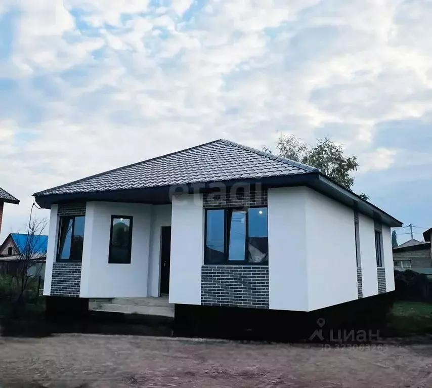 Дом в Башкортостан, Стерлитамакский район, Отрадовский сельсовет, с. ... - Фото 1