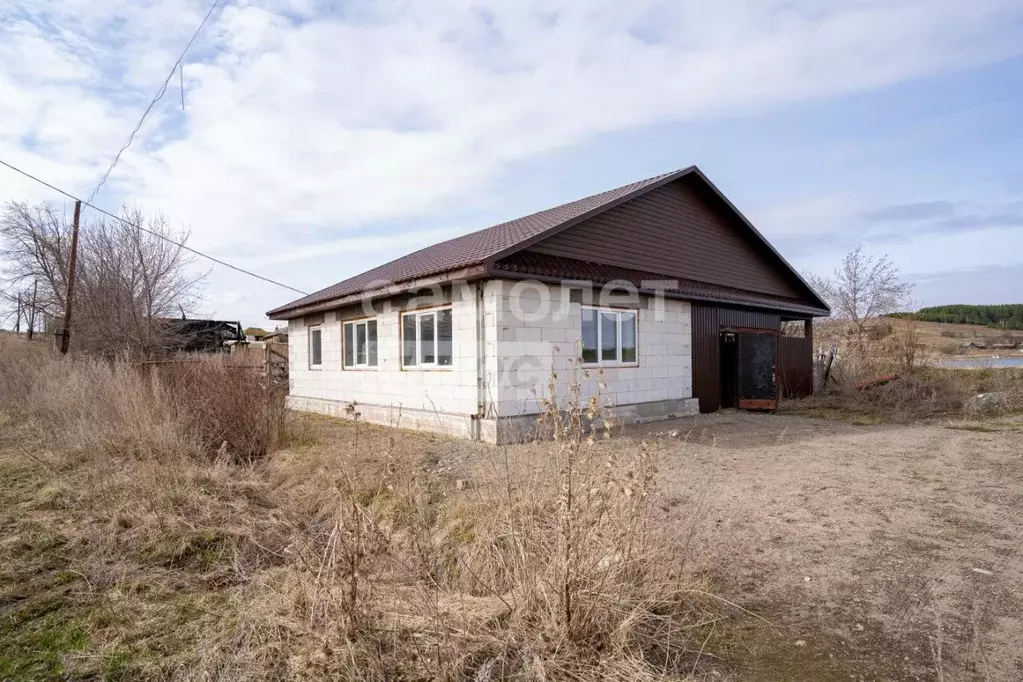 Дом в Челябинская область, пос. Нижний Уфалей ул. Культуры (50 м) - Фото 0