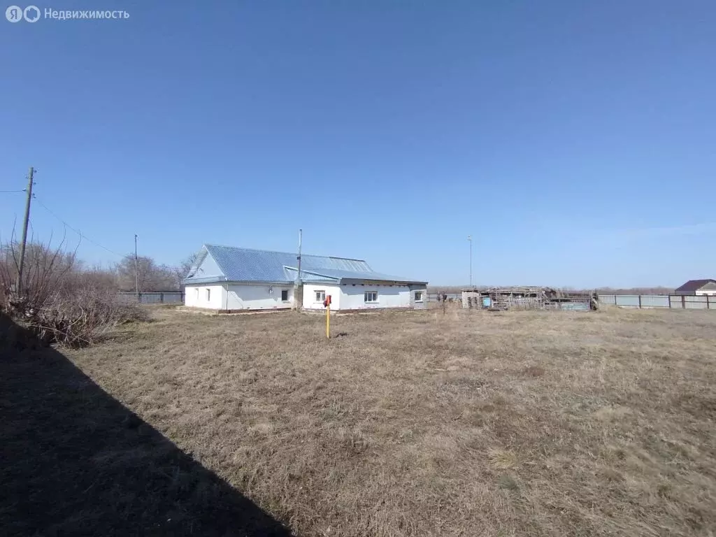 Дом в Оренбургский район, Караванный сельсовет, посёлок Береговой, ... - Фото 1